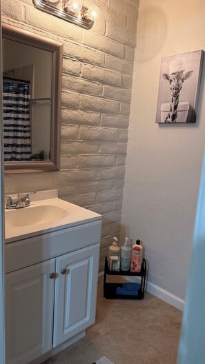 Een haardroger, handdoeken, zeep, toiletpapier