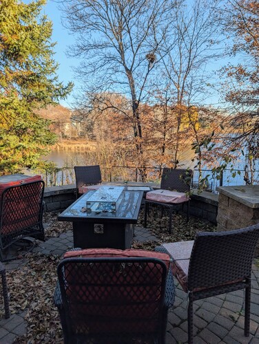 Cozy Lake Suite: Cabin Feel, City Close, Dogs OK!