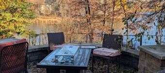 Cozy Lake Suite: Cabin Feel, City Close, Dogs OK!