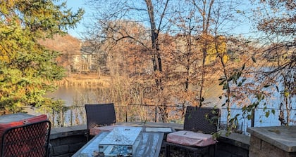 Cozy Lake Suite: Cabin Feel, City Close, Dogs OK!