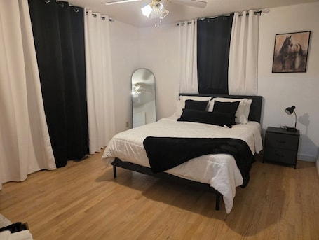Internet, bed sheets. Warm & Comfortable Stay