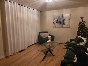 Living area - Warm & Comfortable Stay (Princeville)