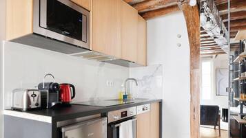 Fridge, microwave, oven, coffee/tea maker