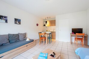 Living room - Accessible Apartment With Terrace for 3 (Saumur)
