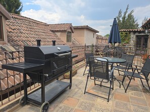 Outdoor dining - Il Rifugio di Fiammetta: Warmth in Val'Quirico (Val'Quirico)