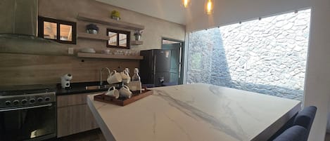 Refrigerador, cafetera y tetera y utensilios de cocina