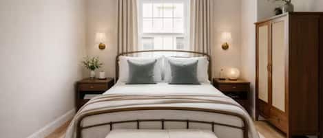 Iron/ironing board, WiFi, bed sheets