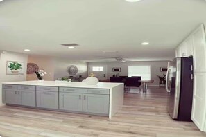 Interior - Spacious Tampa Retreat  Perfect for Groups + Prime Location (Tampa)