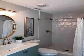 Hair dryer, towels, toilet paper - Spacious Tampa Retreat  Perfect for Groups + Prime Location (Tampa)