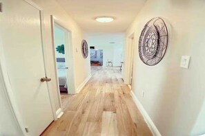 3 bedrooms, iron/ironing board, WiFi, bed sheets - Spacious Tampa Retreat  Perfect for Groups + Prime Location (Tampa)