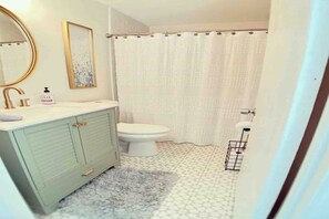 Sèche-cheveux, serviettes fournies, papier toilette