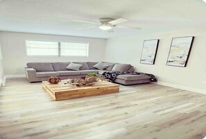 Smart TV - Spacious Tampa Retreat  Perfect for Groups + Prime Location (Tampa)