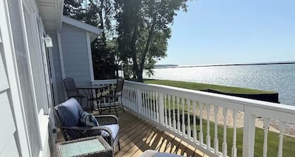 Wonderful 2-bedroom condo on the Lake in charming Port Austin