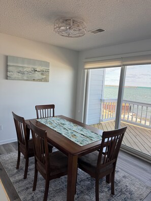 Dining - Wonderful 2-bedroom condo on the Lake in charming Port Austin (Port Austin)