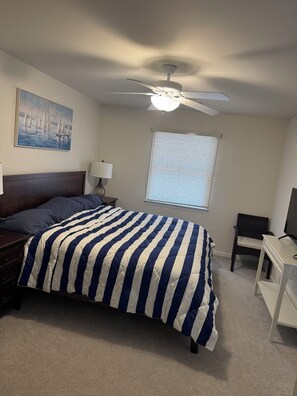 2 bedrooms, travel cot, free WiFi, bed sheets - Wonderful 2-bedroom condo on the Lake in charming Port Austin (Port Austin)