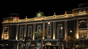 A large building with a prominent sign for 'Royal Palm Hotel & Resort.' - Royal palm hotel and resort (Pantran)