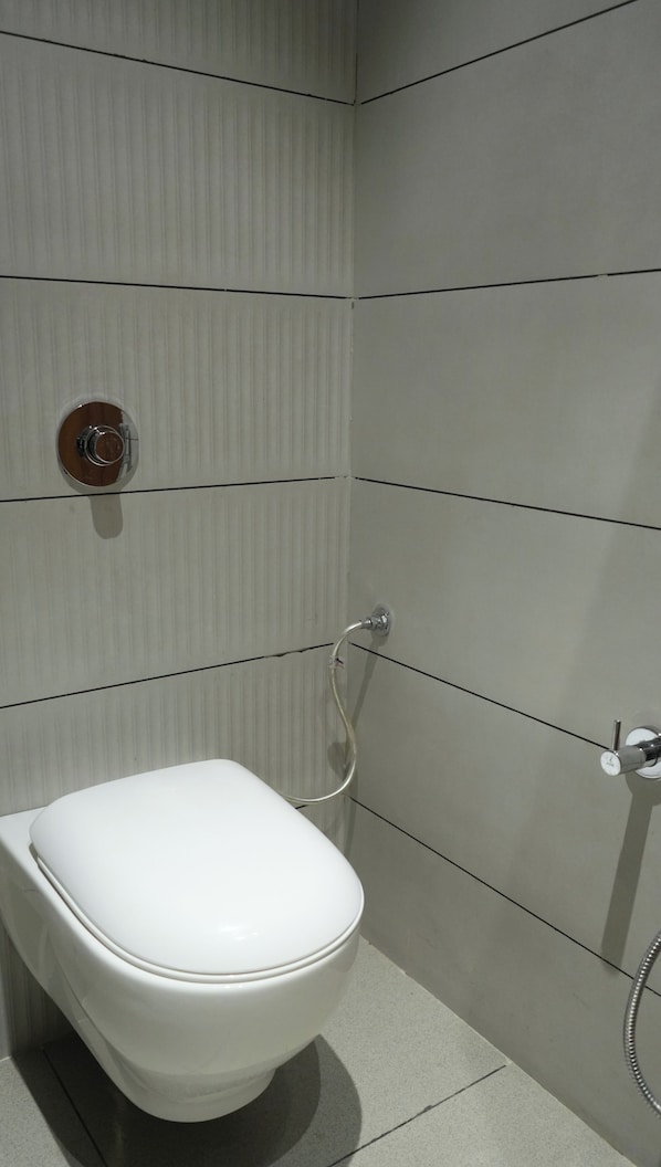 Douche, pantoufles, serviettes fournies, savon