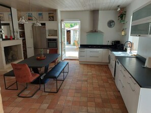 Private kitchen - A beautiful, very quiet, Charentaise-style property with a large, secure garden. (Aytré)