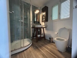 Shower, towels, soap, toilet paper - Family home in a wooded area (Llagostera)
