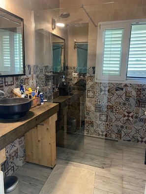 Regadera, toallas, jabón, papel de baño 