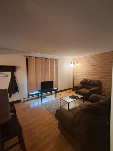 Private Main Floor 2 BR 1Bath: Hull Hosp 4m Drive