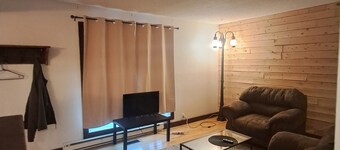 Private Main Floor 2 BR 1Bath: Hull Hosp 4m Drive