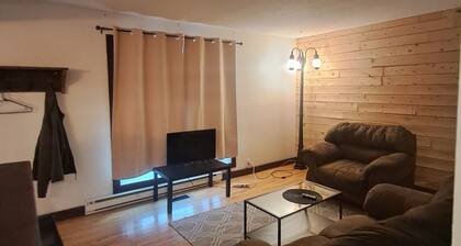 Private Main Floor 2 BR 1Bath: Hull Hosp 4m Drive