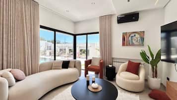 Villa, 4 habitaciones, piscina privada | Zona de estar | Libros