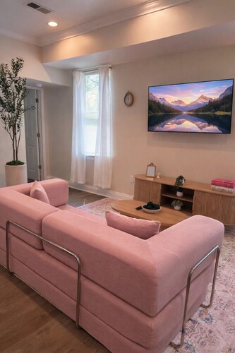 2bed 2bath apartment in Baton Rouge 6 min. from LSU fast WiFi, and free parking