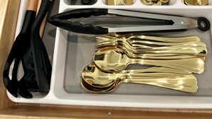 A drawer containing various utensils including spoons, forks, knives, and tongs. - 2bed 2bath apartment in Baton Rouge 6 min. from LSU fast WiFi, and free parking (Baton Rouge)