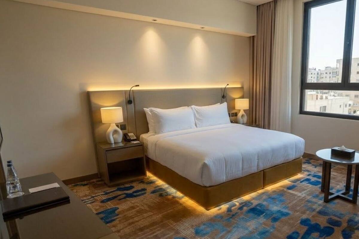 华丽客房 | 客房内保险箱、办公桌、遮光窗帘、熨斗/熨衣板