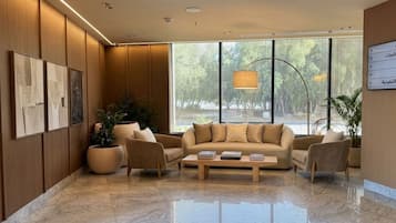 Coin salon dans le hall