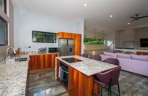 Fridge, microwave, oven, stovetop - Villa Sol y Sombra, 3-bedroom in superb Uvita with pool and comfort (Uvita)