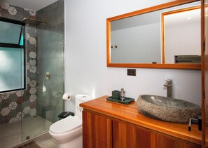 Shower, towels, soap, shampoo - Villa Sol y Sombra, 3-bedroom in superb Uvita with pool and comfort (Uvita)
