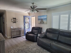 Smart TV, books - Charming 3-bedroom house in gorgeous Huntington Beach, outdoor living area & AC (Huntington Beach)