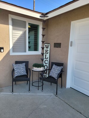 Terrace/patio - Charming 3-bedroom house in gorgeous Huntington Beach, outdoor living area & AC (Huntington Beach)