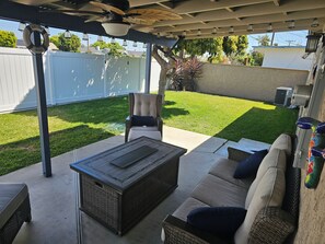 Terrace/patio - Charming 3-bedroom house in gorgeous Huntington Beach, outdoor living area & AC (Huntington Beach)