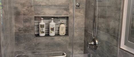 Dusche, Haartrockner, Handtücher, Seife