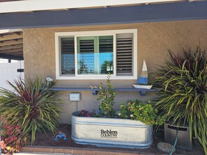 Exterior detail - Charming 3-bedroom house in gorgeous Huntington Beach, outdoor living area & AC (Huntington Beach)