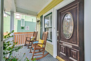 Terrace/patio - Sunshine in Shady Acres!  Walkable and pet-friendly with a hot tub. (Houston)