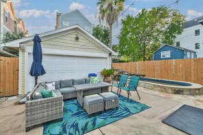 Terrace/patio - Sunshine in Shady Acres!  Walkable and pet-friendly with a hot tub. (Houston)