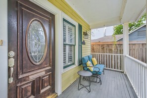 Terrace/patio - Sunshine in Shady Acres!  Walkable and pet-friendly with a hot tub. (Houston)