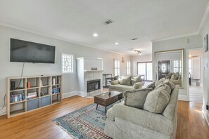Living area - Sunshine in Shady Acres!  Walkable and pet-friendly with a hot tub. (Houston)
