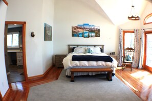 7 bedrooms, WiFi, bed sheets - Waterfront Escape on Ossipee Lake with Private Beach — Summer & Winter Fun! (Freedom)