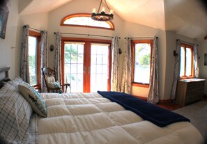 7 bedrooms, WiFi, bed sheets - Waterfront Escape on Ossipee Lake with Private Beach — Summer & Winter Fun! (Freedom)