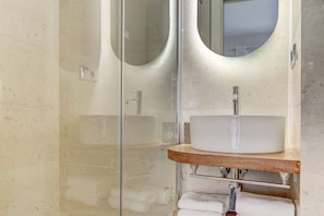 Dusche, Bidet, Handtücher, Shampoo