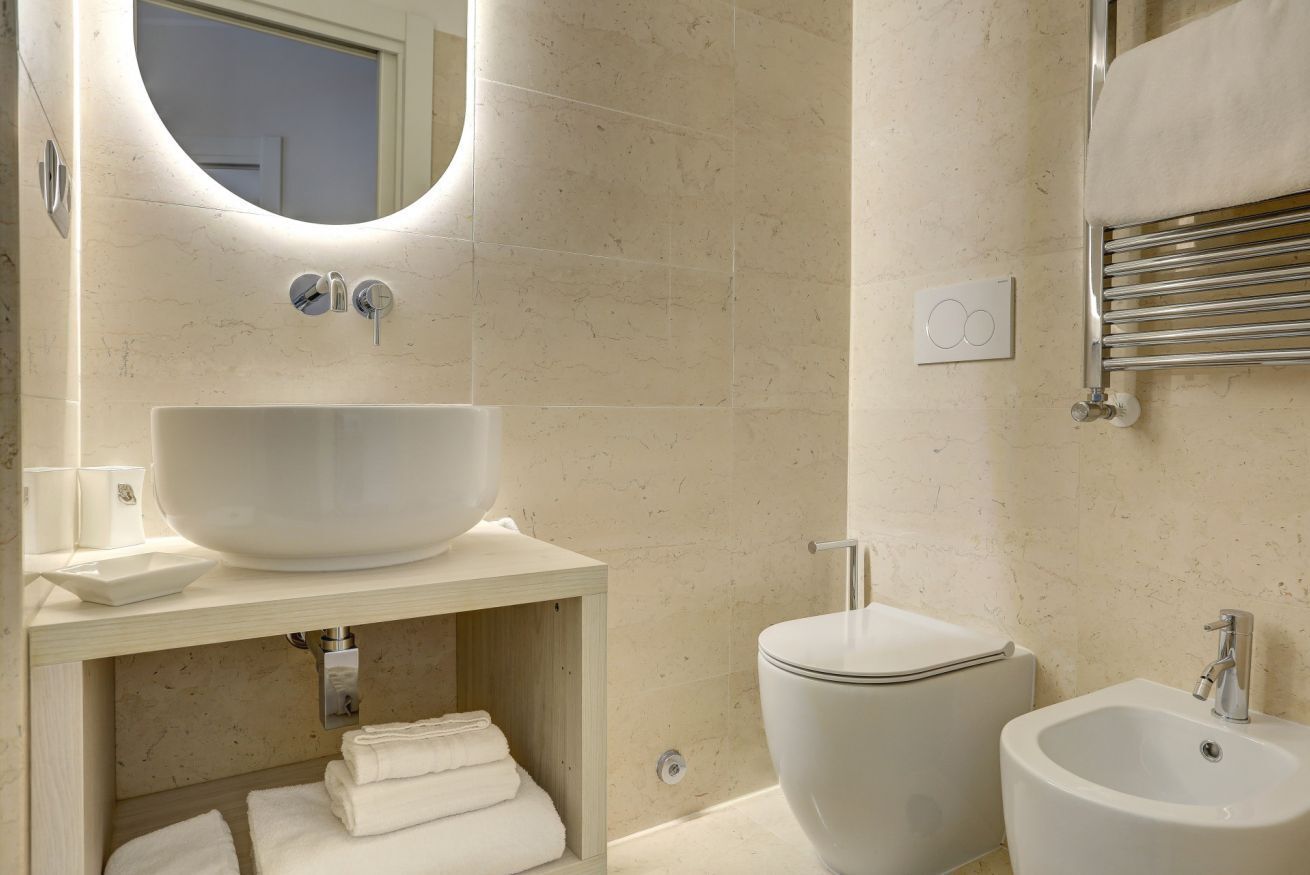 Douche, bidet, serviettes fournies, shampoing