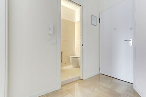 Shower, bidet, towels, shampoo - SAN GIOVANNI| Appia Park | Stylish apartment with balcony | Metro A - 10 min City Center (Roma)