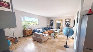 Una sala de estar moderna con un sofá, una mesita de centro y un globo azul.