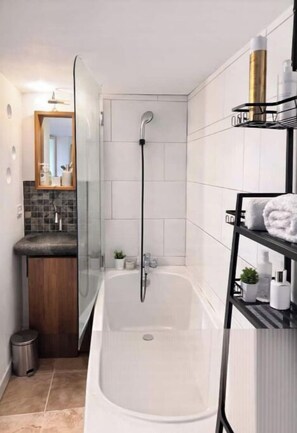 Een douche, een haardroger, handdoeken, zeep